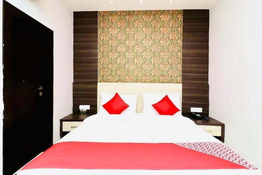 Hotel Megha Inn 勒克瑙 外观 照片
