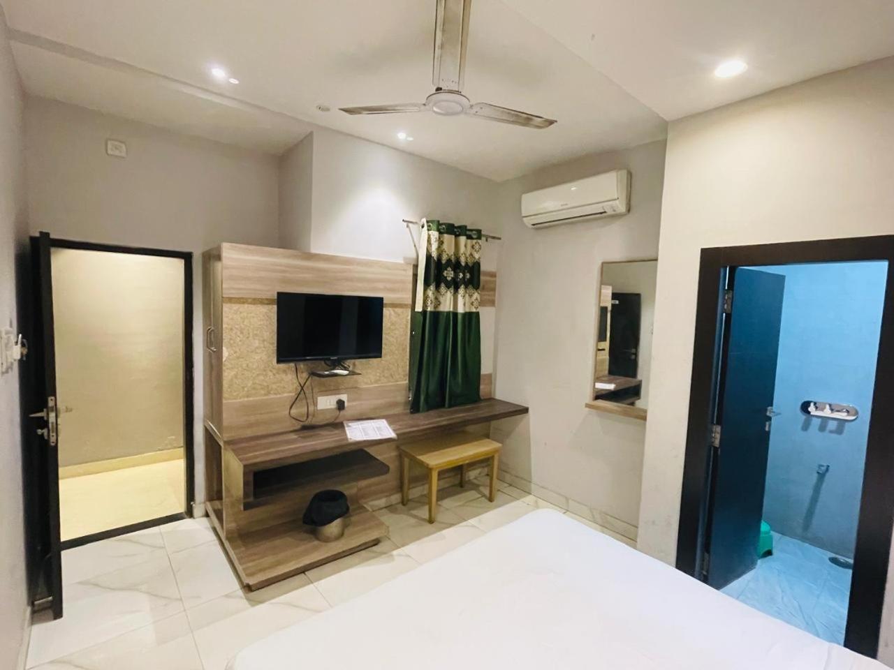 Hotel Megha Inn 勒克瑙 外观 照片