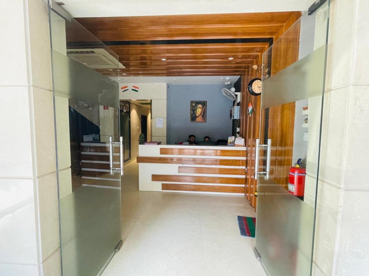 Hotel Megha Inn 勒克瑙 外观 照片